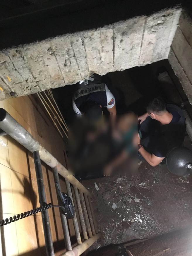 高雄市一名工人清洗地下室2楼自来水池，因身体不适出现意识模糊症状，救护人员到达现场，紧急将工人用绳索拉起，经急救处置后将他送往义大医院治疗。(高雄市消防局提供／林雅惠传真)