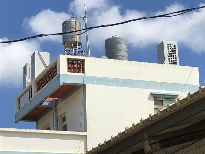 針對何厝村1棟無照閒置民宅架設基地台，金門縣府今天表示，將盡快函請NCC依法廢止電台執照，並要求業者拆除。 （李金生攝）