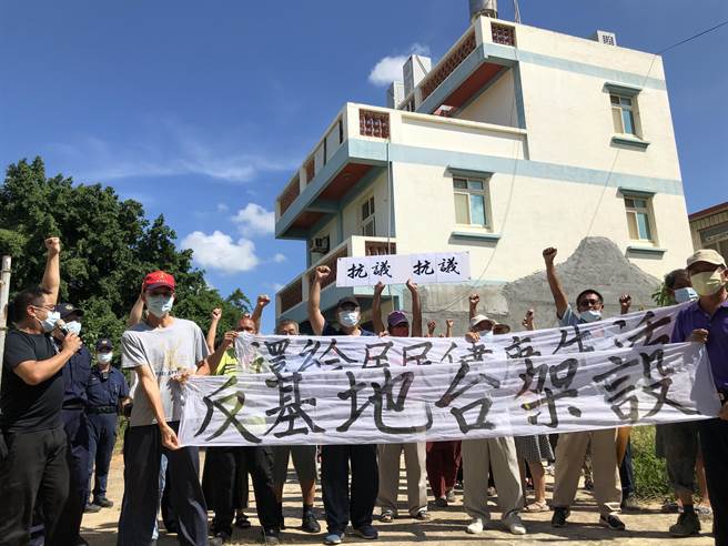 何厝村民群情激憤抗議，要求非法基地台滾出去。（李金生攝）