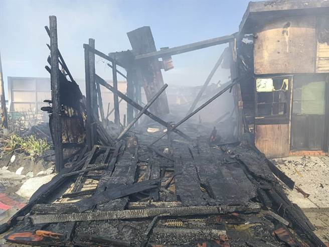 新北市石门区老梅绿石槽停车场旁仓库今（7日）下午2时许突然起火燃烧，火势燃烧猛烈，火舌瞬间吞噬整间仓库。（翻摄）