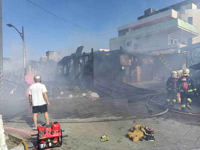 新北市石门区老梅绿石槽停车场旁仓库今（7日）下午2时许突然起火燃烧，火势燃烧猛烈，火舌瞬间吞噬整间仓库。（翻摄）