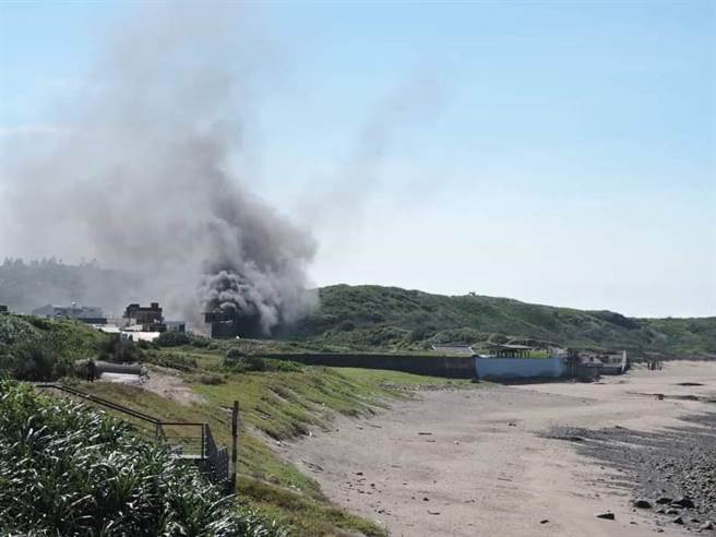 新北市石门区老梅绿石槽停车场旁仓库今（7日）下午2时许突然起火燃烧，火势燃烧猛烈，火舌瞬间吞噬整间仓库。（翻摄）