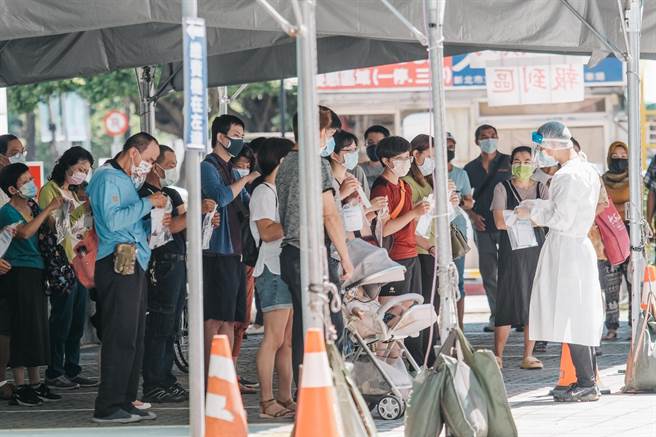 因應機師確診及新北幼兒園群聚，政府傳送110萬則細胞簡訊，提醒民眾與確診者有重疊足跡，三重篩檢站7日出現大批民眾前來快篩。(郭吉銓攝)