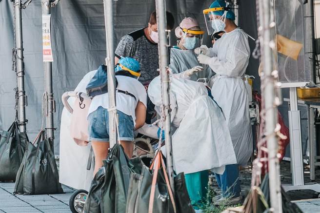 因應機師確診及新北幼兒園群聚，政府傳送110萬則細胞簡訊，提醒民眾與確診者有重疊足跡，三重篩檢站7日出現大批民眾前來快篩。(郭吉銓攝)