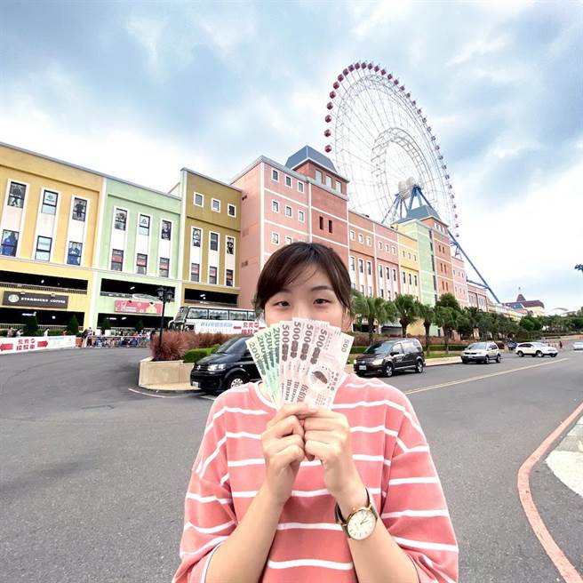 麗寶樂園渡假區將搭配10月上線的振興5倍券等大型刺激消費政策，加碼推出賽車主題旅店住一晚送一晚、Outlet餐飲美食買一送一、Outlet滿千送百等雙倍優惠。（麗寶Outlet Mall提供）