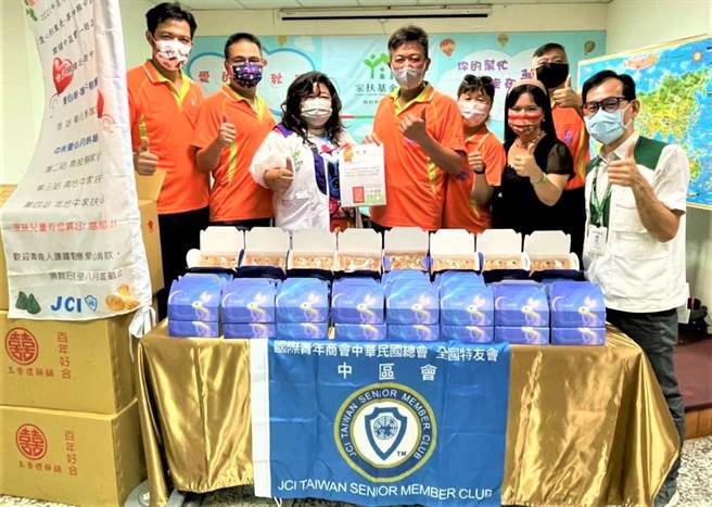國際青年商會中華民國總會全國特友會中區會愛心公益列車7日抵達南台中家扶中心，捐贈1020顆蛋黃酥，關懷扶助家庭及兒少。（盧金足攝）