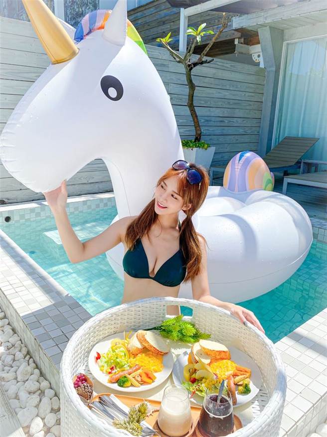 牛奶晒出性感比基尼照。(图/翻摄自牛奶IG)