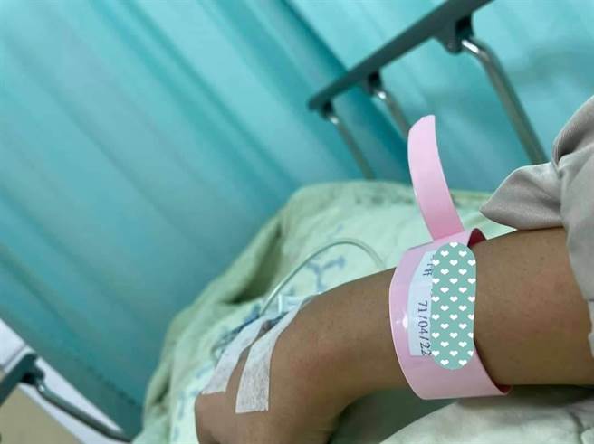 高雄市议员邱于轩在脸书贴出住院照，称自己气到住院，环保局迟迟不针对大寮、林园的空污、水污展开稽查专案。（取自邱于轩脸书／袁庭尧高雄传真）