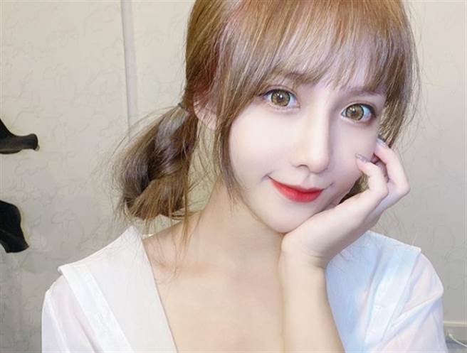 牛奶被封为「微醺感女神」。(图/翻摄自牛奶IG)