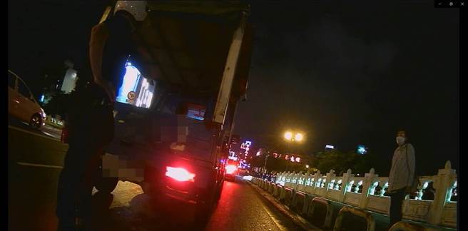 1辆小货车故障抛锚在台南市安平区中华西路、府前一街的桥上。（读者提供／洪荣志台南传真）