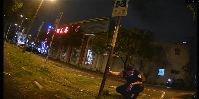 台南市警四分局华平派出所所长施少迪帮忙推车后，因换气过度到路旁吐了一下。（读者提供／洪荣志台南传真）