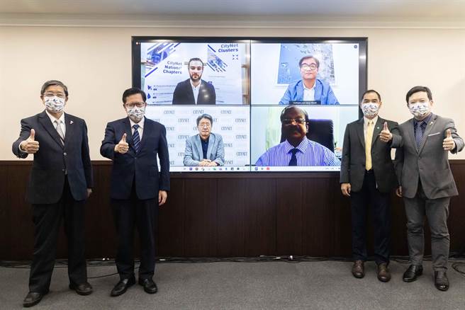 桃园市长郑文灿7日出席由桃园市政府与国际组织城市网(CityNet)共同举办的「印太机场城市防疫措施经验分享」视讯论坛。(市府提供／蔡依珍桃园传真)