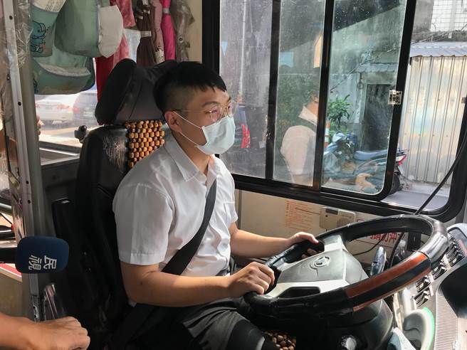 基隆市公车最年轻司机林弘翊，努力近20年达成目标。（陈彩玲摄）