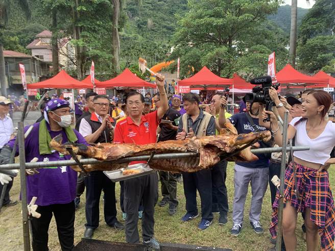 中秋节禁止户外公共场所烤肉，信义乡着名的「烤大猪」产业也受波及。（廖志晃摄）