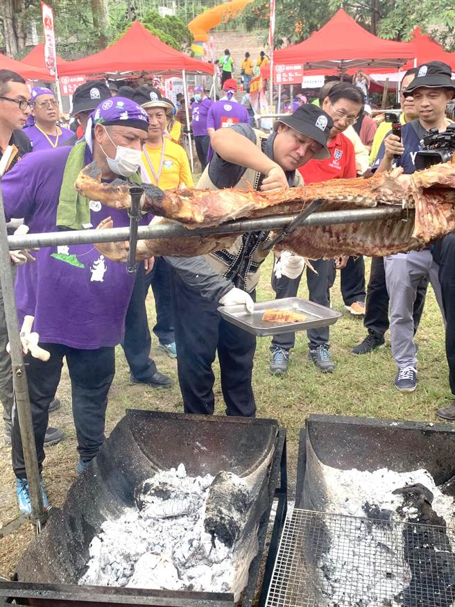 中秋节禁止户外公共场所烤肉，信义乡着名的「烤大猪」产业也受波及。（廖志晃摄）