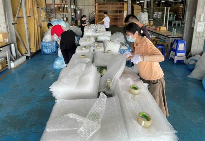 龙锋长期提供身心障碍者「中途」职场训练场所。（龙锋企业提供／刘秀芬台南传真）