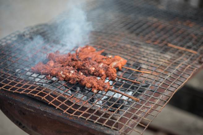 奈及利亞一家人晚間吃完烤肉大餐後，隔天竟發生7死1昏迷的離奇事件。(示意圖/達志影像)