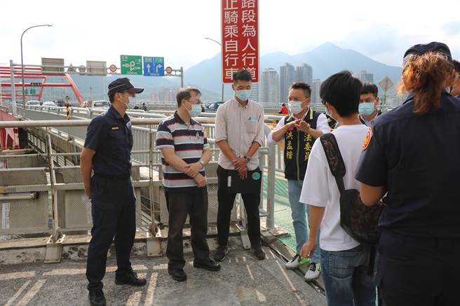 立委洪孟楷近日召集公路总局、新北市交通局、警察局等单位会勘。洪孟楷表示，道路安全为第一优先，已要求专家学者提出机车行车安全精进方案。（戴上容摄）