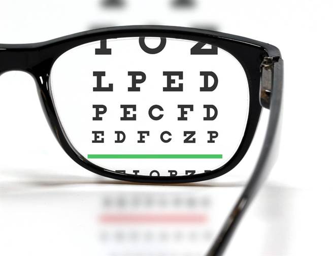 真有實證根據的控制近視度數三大方法，眼科醫師建議越早開始治療，對穩固視力越有效果。(示意圖/Shutterstock)