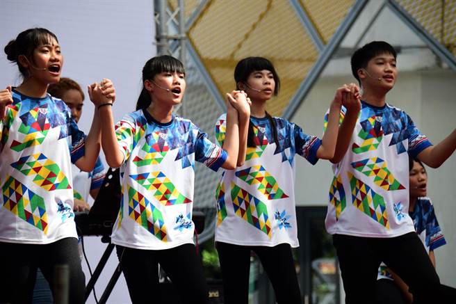 台东县长滨国中「海子乐团」传唱阿美族古调及歌谣，活出自信心。（庄哲权摄）　