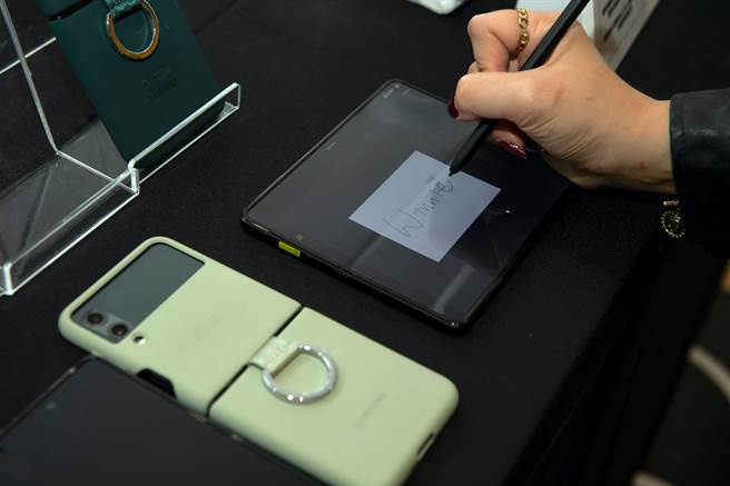 台湾三星推出预购取机消费者，即可体验Z Fold3 5G的S Pen客制雷雕服务。（三星提供）