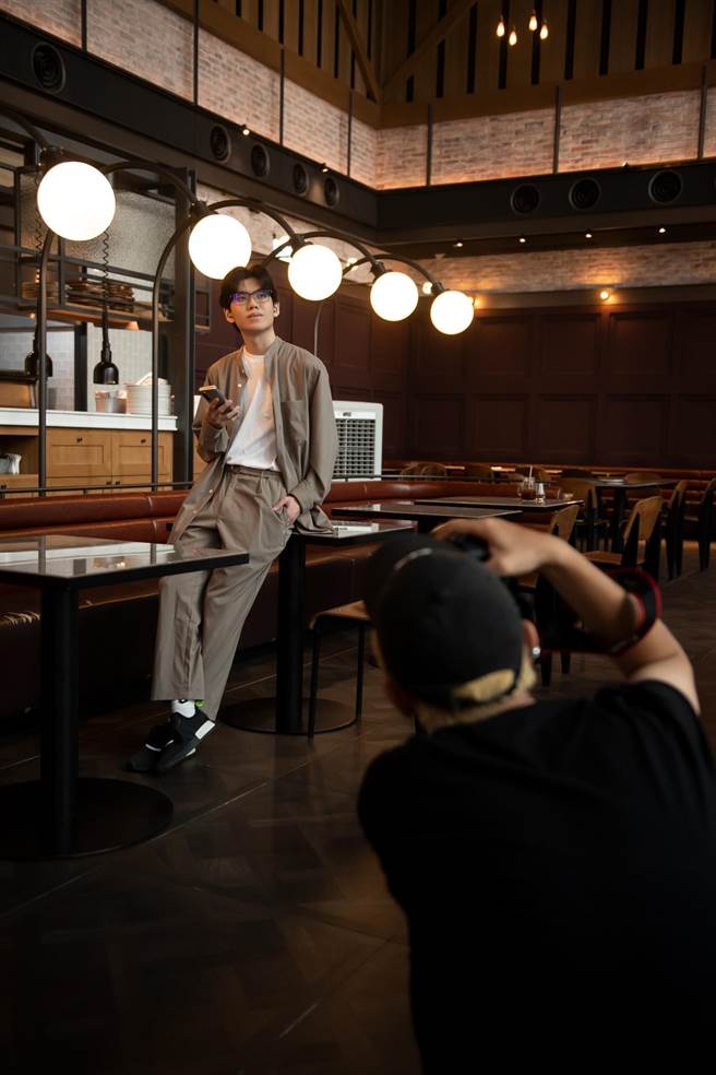 台湾三星在今（7日）的优先取机活动中，更带来了「潮流大使打造计画」，为预购的幸运星粉以量身订制的髮妆造型与专业棚拍，在拿到新机的第一时间就来棚拍大片高调秀新机。（三星提供）