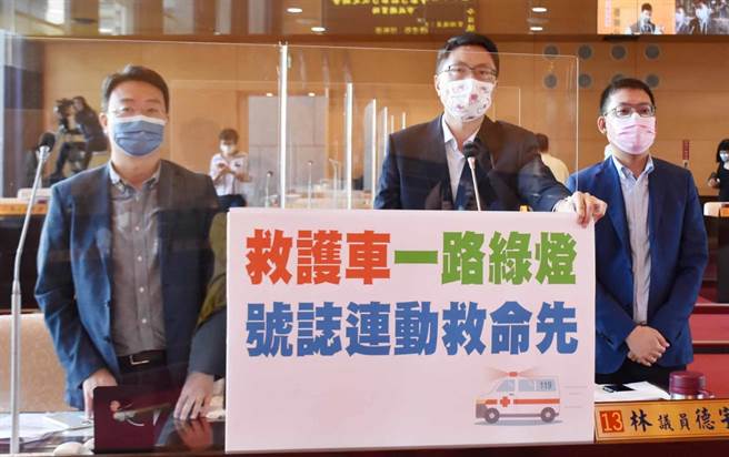 市议员林德宇（中）说，新北市已利用相关技术在救护车出勤时调控号志，实现「一路绿灯到底」，让救护车更快赶到伤患位置，减少交通事故发生。（陈世宗摄）