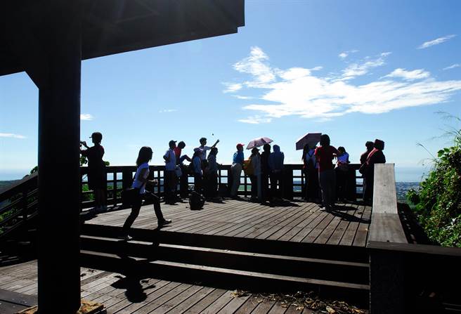四格山360度的视角毫无遮蔽，每年秋天都有不少鸟友上山赏鹰。（庄哲权摄）