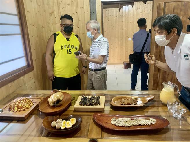青农张宏翊（左），将鸡舍改造成招待所，推出有肉无菜单料理。（廖志晃摄）