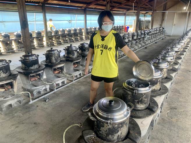 白丝羽乌骨鸡熬煮8小时，提炼鸡精。（廖志晃摄）