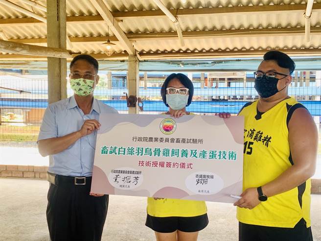 畜产试验所所长黄振芳（左），7日与张宏翊签署技术转移授权书。（廖志晃摄）