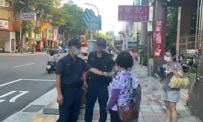 患有失智症78歲蕭姓老翁日前獨自一人在新北是中和區民德路公車站等待返家拿物品的妻子，蕭翁卻獨自搭上公車前往北市，家人焦急通告中和警分局協尋。（中和警分局提供）