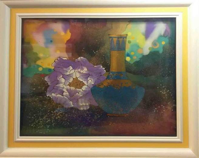 梵蒂岡教宗方濟各欣喜親自接收台灣藝術家白魚的畫作「富貴平安」。（擷取自梵蒂岡官網／柯宗緯高雄傳真）