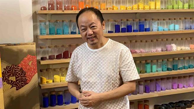 綽號「白魚」的台灣藝術家林伯禧擅長用天然礦石、黃金、鑽石、祖母綠、藍寶石和紅珊瑚等原料作畫。（柯宗緯攝）