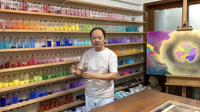 綽號「白魚」的台灣藝術家林伯禧擅長用天然礦石、黃金、鑽石、祖母綠、藍寶石和紅珊瑚等原料作畫。（柯宗緯攝）