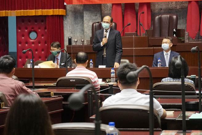 立法院长游锡堃7日出席立法院110年新进人员议事、法制、预算研习活动，勉励立院同仁把握这次研习机会，更加深入了解台湾歷史。（黄国峰摄）