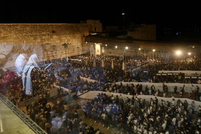 在犹太新年之前，许多犹太教信徒神圣的宗教圣地西墙参加祷告会。（图／路透）