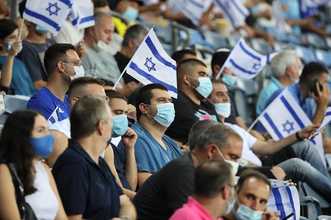 在以色列海法举行的世界杯欧洲联盟F组预赛，「以色列对奥地利」的比赛在防疫下持续进行。（图／路透）