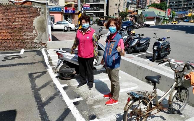 新北市议员陈锦锭、庙美里里长曾秀美日前邀集交通局会勘，最后在新福和街20号前增设20个机车停车格。（陈锦锭服务处提供）