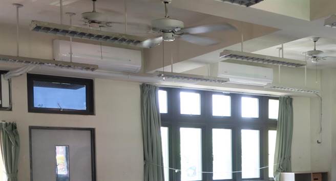 中央推动全台中小学教室班班有冷气政策，彰化县213所国中小学校，工程进度两极化，部分学校已竣工，少部分工程因缺工、缺料停摆，严重落后。（谢琼云摄）
