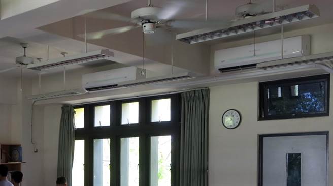 中央推动全台中小学教室班班有冷气政策，彰化县213所国中小学校，工程进度两极化，部分学校已竣工，少部分工程因缺工、缺料停摆，严重落后。（谢琼云摄）