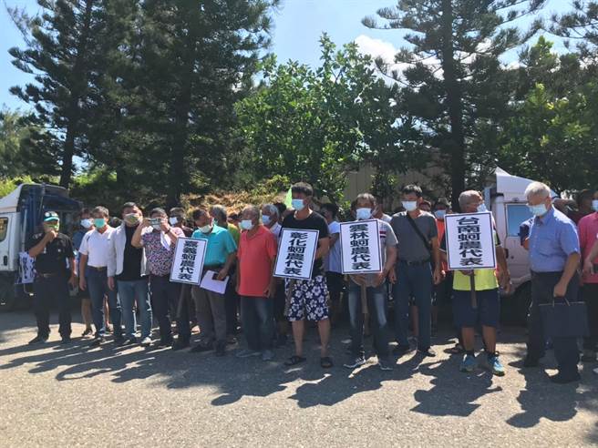 各县市蚵农在云林县台西乡，要求政府管制进口蚵苗、蚵肉。（民眾提供／张朝欣云林传真）