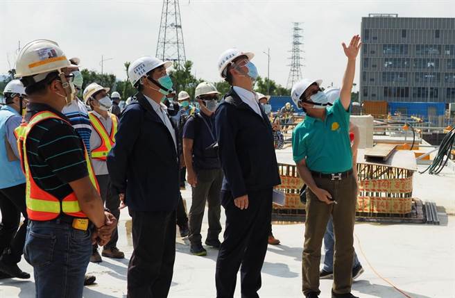 高雄副市長羅達生7日率隊突擊鐵道局的工地，進行勞檢，結果發現工程有勞安缺失。（高市勞工局提供／石秀華高雄傳真）