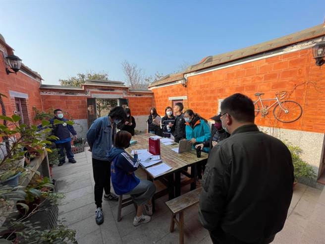 金門縣府旅宿聯合稽查小組現場稽查情況之一。（縣府觀光處提供）