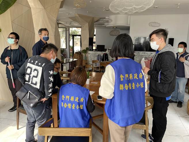 金門縣府旅宿聯合稽查小組現場稽查情況之二。（縣府觀光處提供）