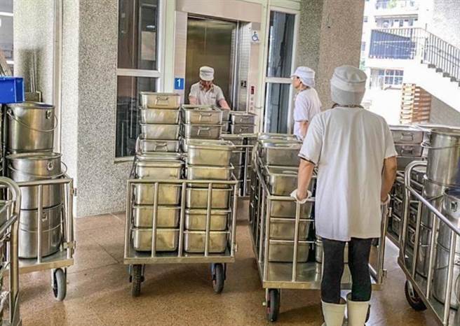 北市幼儿园厨工抱怨，「其他交办事项」定义不清，从挖水沟、除草到清洗全校100多台电扇都要做。图非当事人及学校。（本报资料照片）