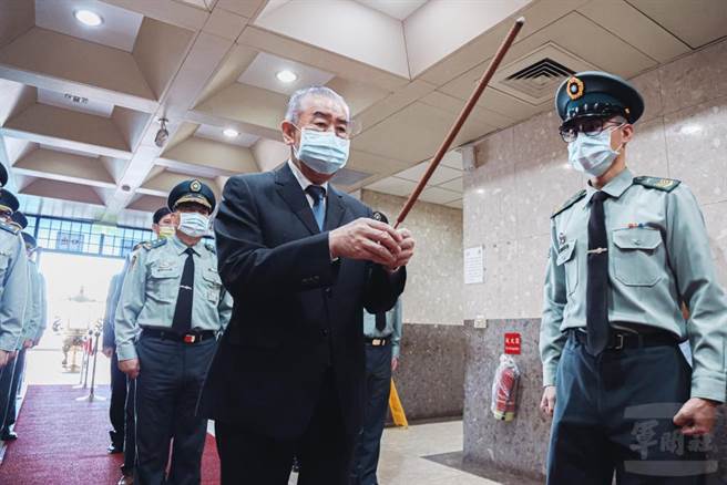 軍友社理事長李棟樑向英烈將士致敬。軍聞主提供