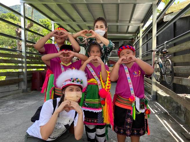 梁佑南与女儿方琦到台东「泰源书屋」献爱。（民视提供）