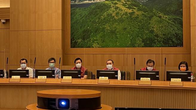 新北市长侯友宜今下午邀集新北18家急救责任医院院长，召开急救责任医院防疫应变会议。(新北市卫生局提供)
