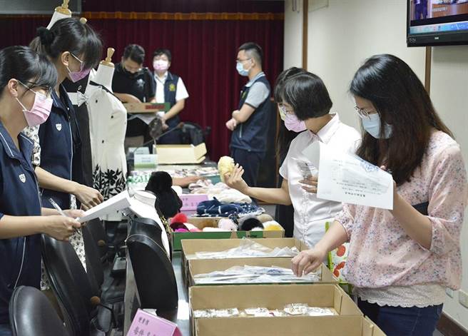 法務部行政執行署今舉辦「123聯合拍賣會」，為國庫追回2.1億餘元，圖為民眾赴台北分署選購服飾配件。（台北分署提供）